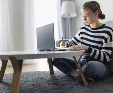 Kobieta pracująca na laptopie